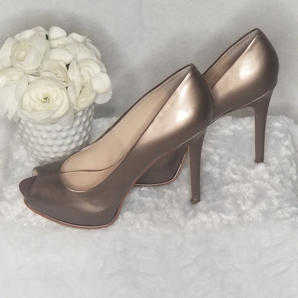 Guess Womens Honora MetallicPeep Toe Classic Pumps